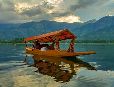 Experience The Great Holiday dal lake